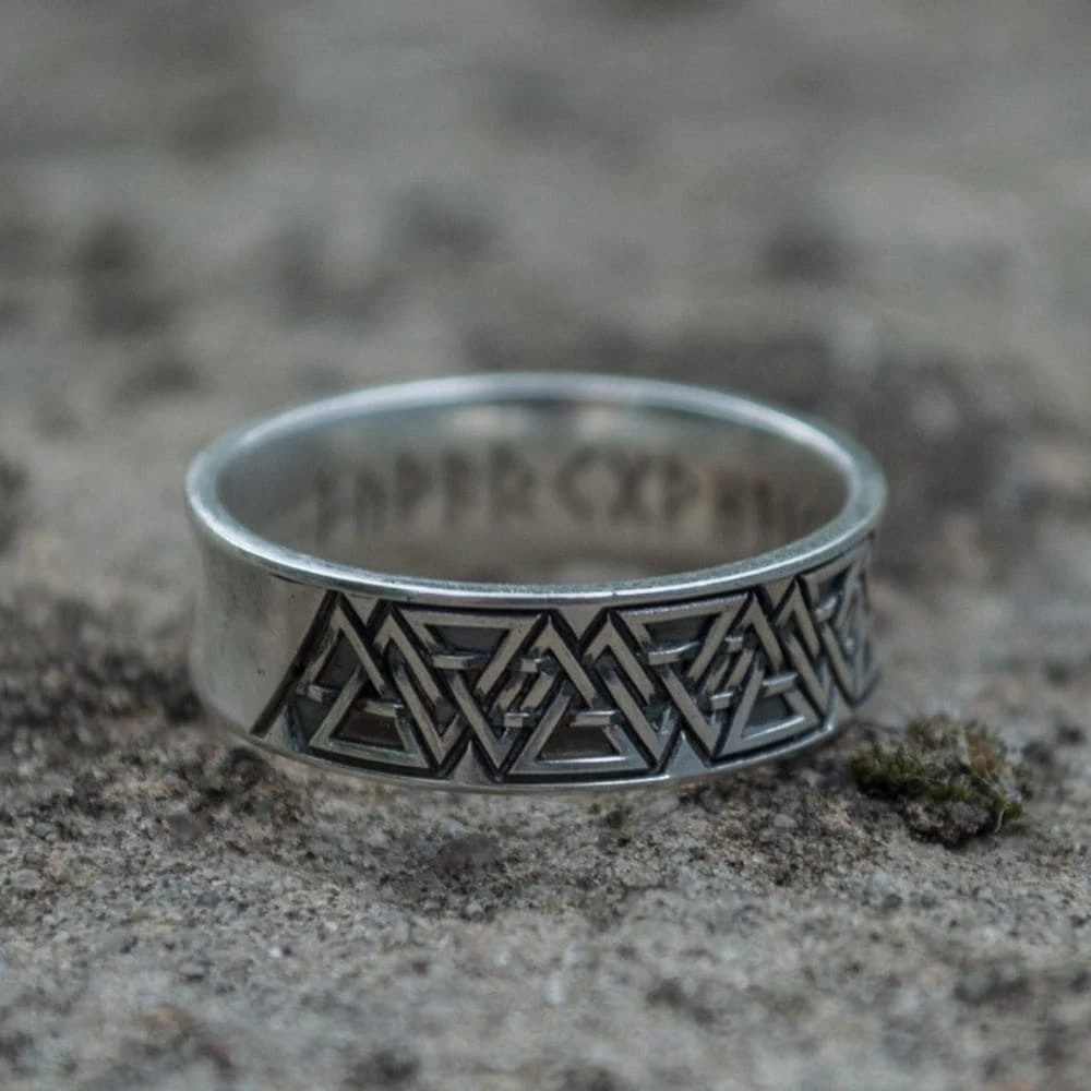 Anneau Valknut En Argent Décoré D'inscriptions Runiques 5 Anneau Valknut En Argent Décoré D'inscriptions Runiques – Image 3