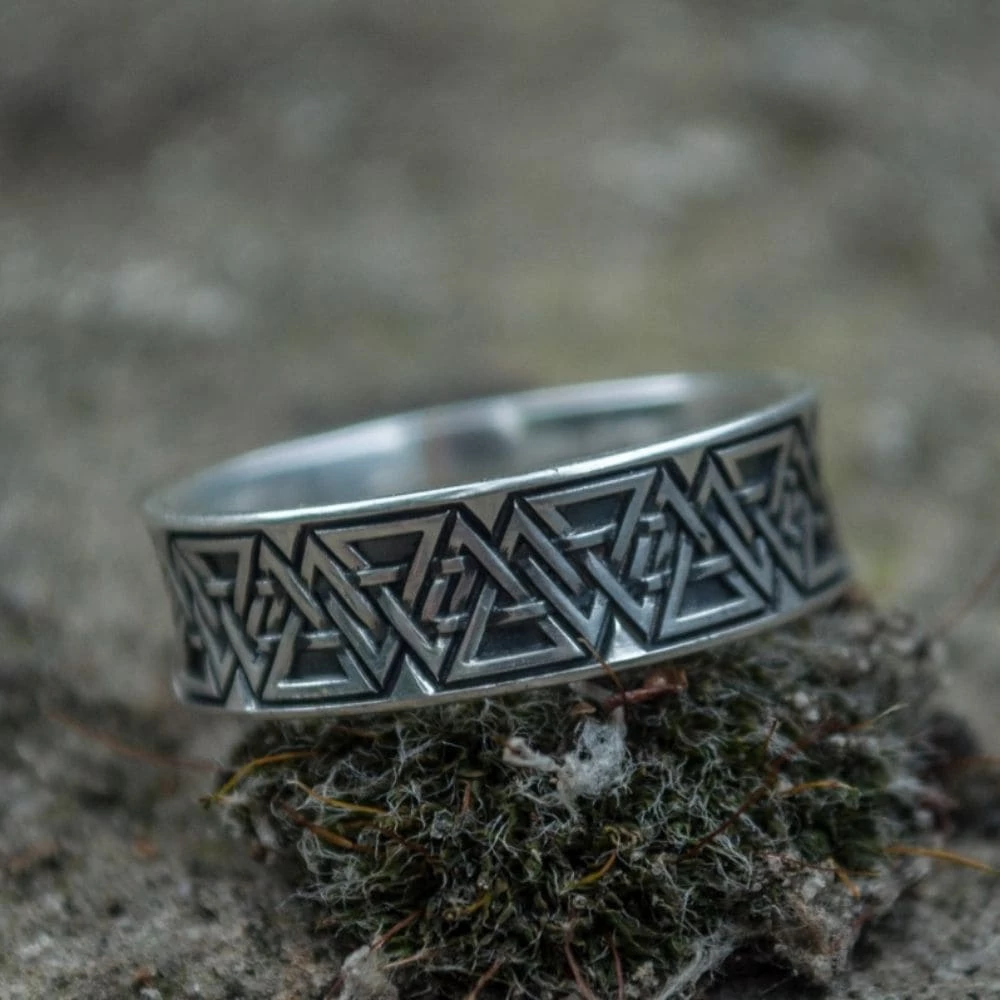 Anneau Valknut En Argent Décoré D'inscriptions Runiques 4 Anneau Valknut En Argent Décoré D'inscriptions Runiques – Image 2
