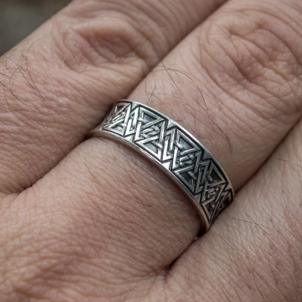 Anneau Valknut En Argent Décoré D'inscriptions Runiques 7 Anneau Valknut En Argent Décoré D'inscriptions Runiques – Image 5