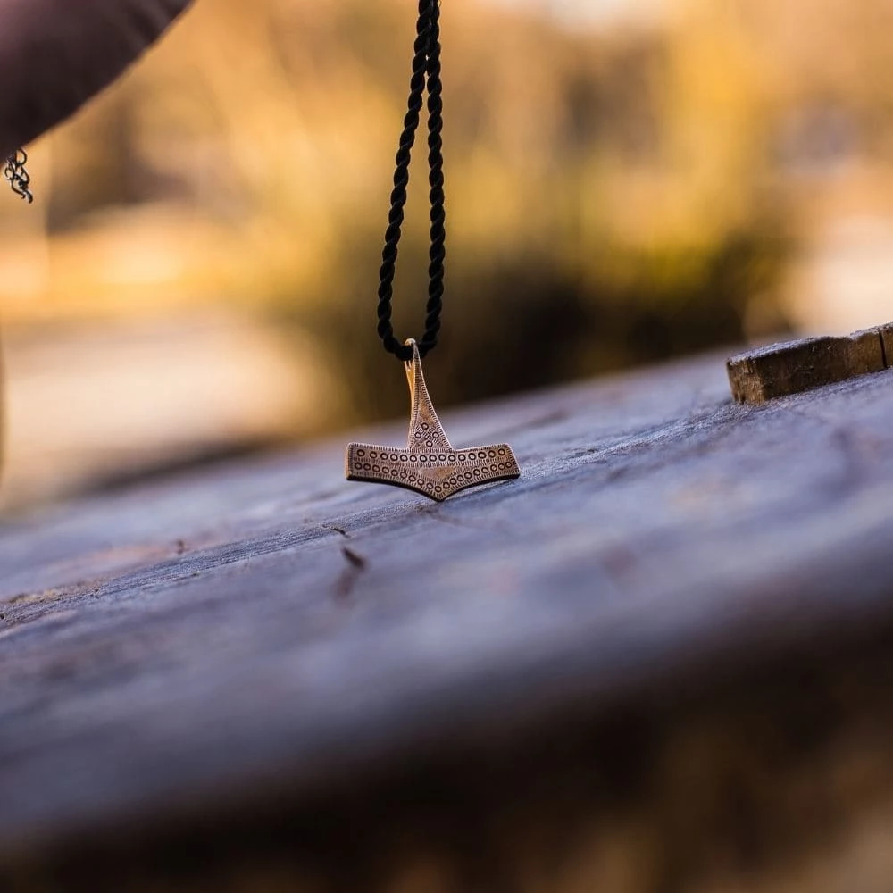 Pendentif Viking Marteau De Thor Traditionnel En Bronze 6 Pendentif Viking Marteau De Thor Traditionnel En Bronze – Image 4