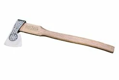 Hache Décorée De Motifs Entrelacés