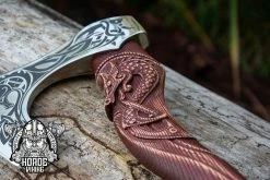 Hache Viking Forgée Décorée Du Loup Fenrir 15 Hache Viking Forgée Décorée Du Loup Fenrir -vêtements Soldes Magasin hache viking forgee gravures nordiques